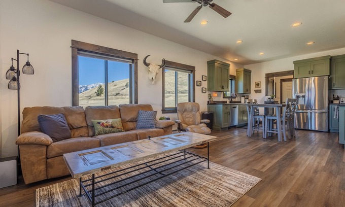 Livingston Cabin | Chicory Guest Cabin - Paradise Valley, MT