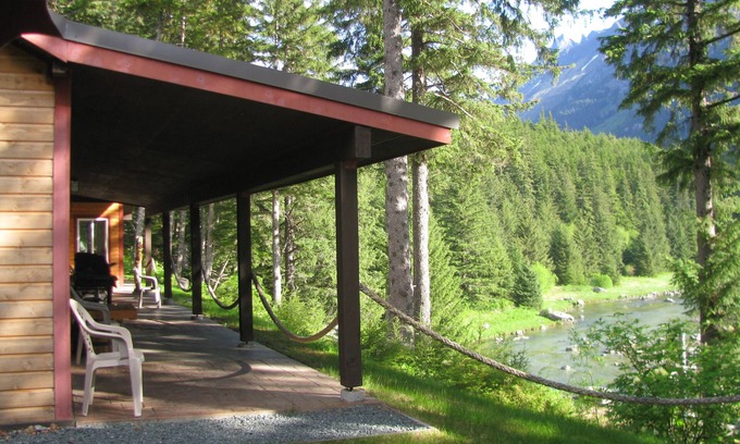 Lutak Hotel | Chilkoot Haven in Haines room #3, right on the Chilkoot River, Bear Viewing