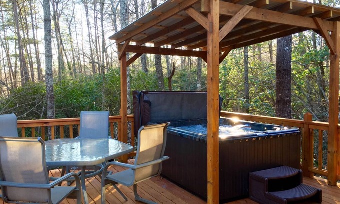 Sautee Nacoochee Cabin | Chimney Mtn 5 | Dog Friendly Cabin with Covered Hot Tub and Fireplace Near Helen