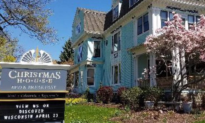 Racine Bed & Breakfast | Christmas House Bed and Breakfast