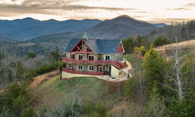 Hiawassee House | Christmas in the Mtns with Amazing Mountain Views!