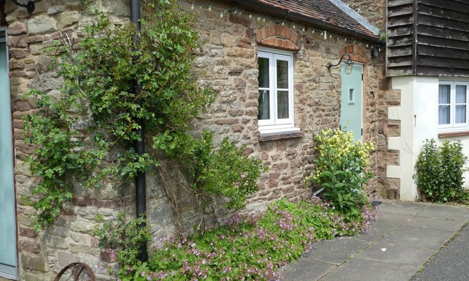 Hay-on-Wye Cottage | Cider Press - sleeps 2 guests in 1 bedroom