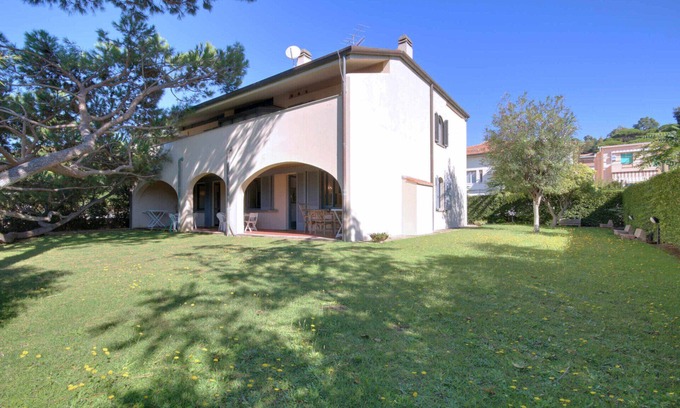 Castiglione della Pescaia Apartment | Ciro, 30 m from the sea, garden, 3 parking spaces