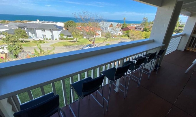 City Beach House | City Beach Home - Dazzling Ocean Views Sleeps 9