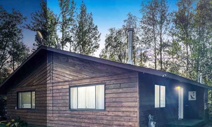 Wasilla House | CITY CENTER: 2022 Renovated & Walkable 1/2 Duplex