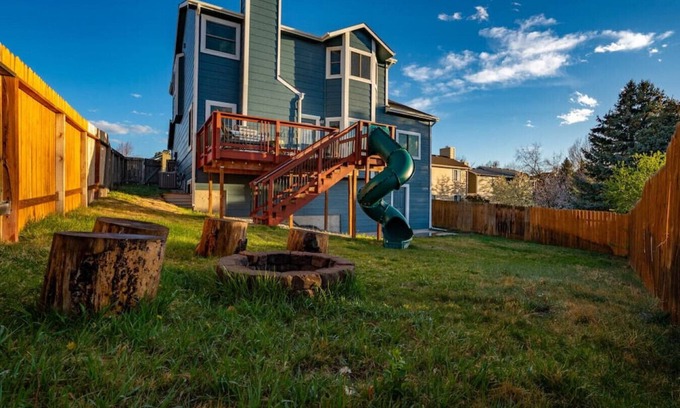 Northeast Colorado Springs Apartment | City Center Chalet 💦Hot Tub 🔥Pit 🏔Slide - 10min➜USAFA