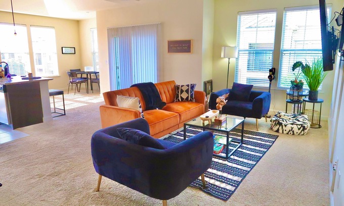 Huntington Apartment | City Center Luxe Apt PS5 Fast Streaming metro access more