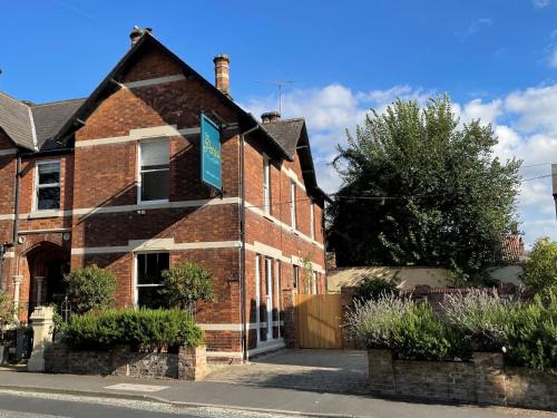 York House | City Centre Luxury Holiday House with Outdoor Bath and Parking
