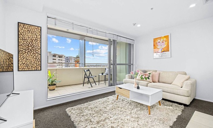 Newton Apartment | City Fringe Apartment with Sunset and City View