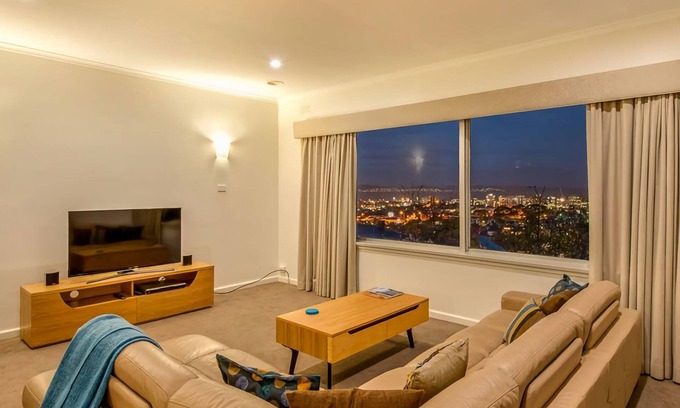 Mount Stuart Apartment | City Lights Spacious walk to restaurant strip