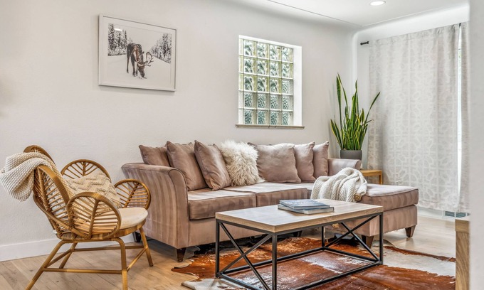 Skyland House | City Park Modern Escape. 5 Bedroom Family & Pet Friendly