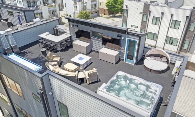 Third Ward House | City Views, Rooftop Hot Tub, Golf Sim, Walk to Stadiums