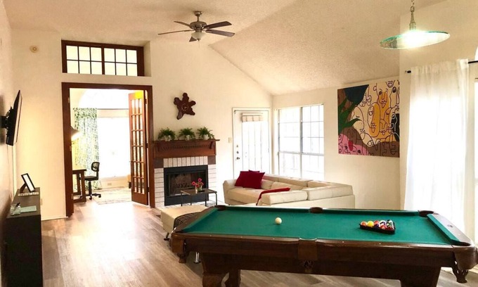 Cedar Hill House | Cityhaven NFLX Pool Table WORKSPACE SoakTub