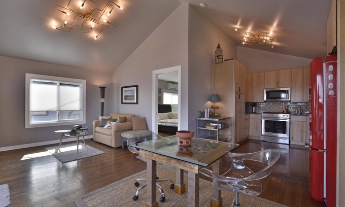 Clarksville Apartment | Cityscape Cottage, Best View of Downtown, 5 min. walk, Close to ACL and SXSW