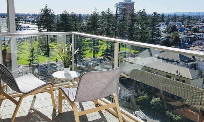 Glenelg Apartment | CityViews @ Glenelg * Pool/Beach * Free Parking * Wifi *
