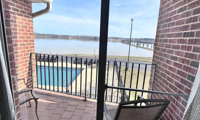 Clarksville Hotel | Clarion Pointe on the lake Clarksville-South Hill West