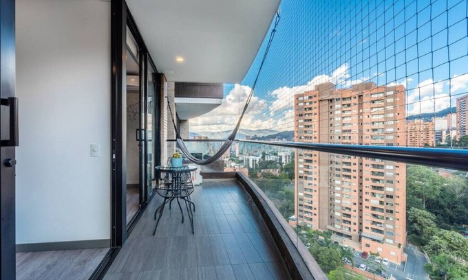 El Poblado Apartment | Class Suites 1504 · 2BR Stylish Apt 1AC, 5mins Provenza by HOUSY HOST