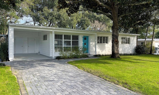 Fort Walton Beach House | Classic Florida Cottage - 6 Min to Beaches! Shopping and Restaurants!