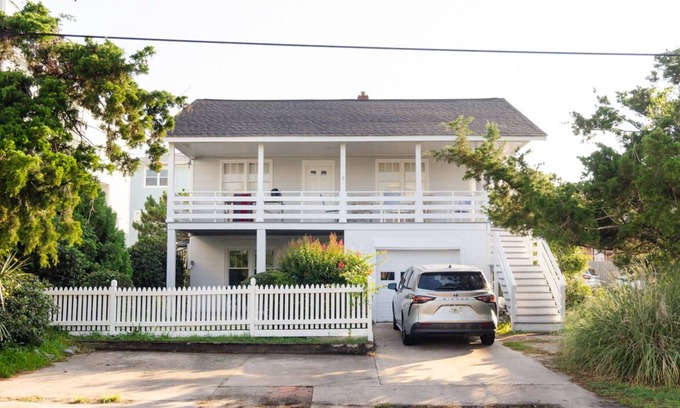 South End House | Classic pet-friendly lower level 3 bedroom duplex!