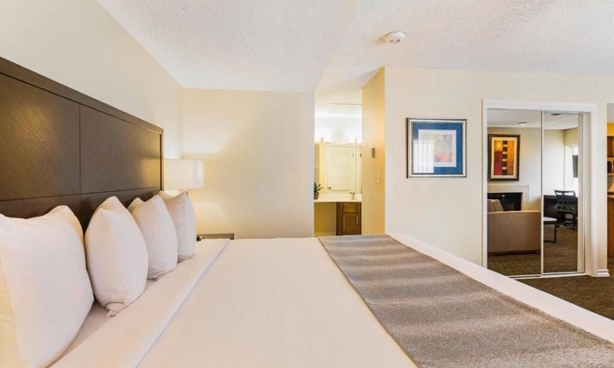 Biggs Field Hotel | Classic Unit – Full Kitchen, Outdoor Pool & Pet-Friendly
