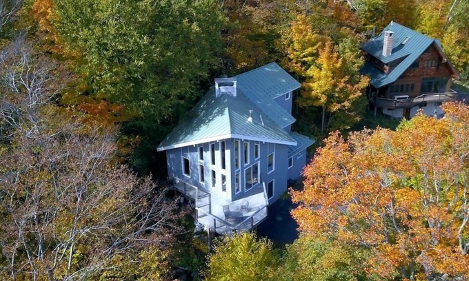 Waitsfield House | Classic Vermont Ski Home Situated on the Side of Mad River Glen