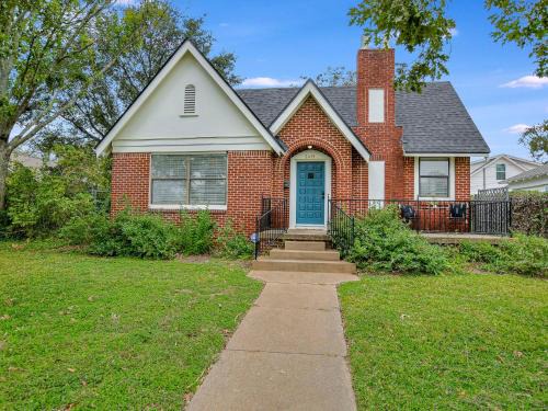Austin Ave. House | Classy 1927 Uptown Tudor 4 min to Magnolia
