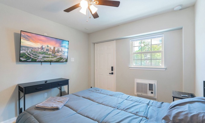 Greater Third Ward Apartment | Classy 1BR APT | Downtown Houston