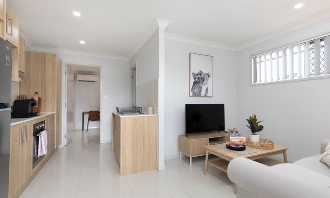 Rocklea Apartment | Clean 1 Bdr Apt w/AC & Kitchen | Parking | 139F1