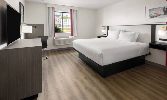 York Hotel | Clean 1 King-Bed Room in York just off I-83 Hershey Harrisburg