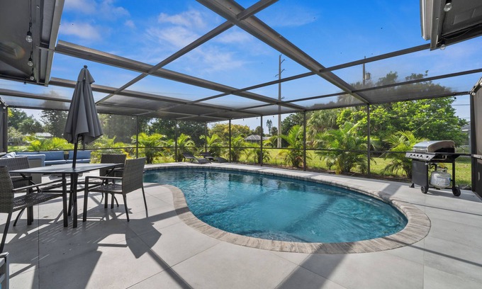 Venice Gardens House | CLEAN! 3-bedroom! Heated Pool! Close Beaches! Pet!