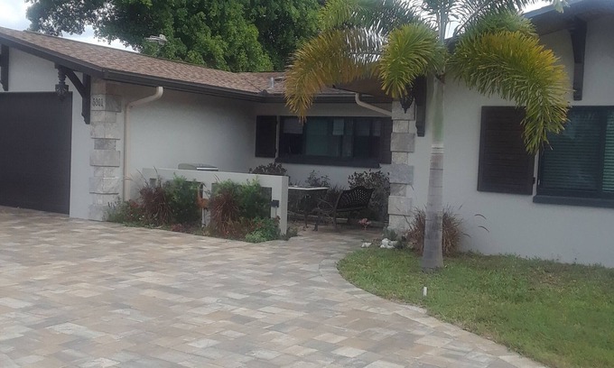 Yacht Club House | Clean affordable Vac. rental suite 2 miles to beachn3 priv, rms. Liv, Bed, Bath
