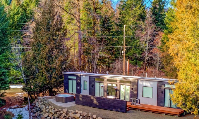 Randle Cabin | Clean and Comfortable Cabin at White Pass, Mt. Rainier: Views, Hot Tub