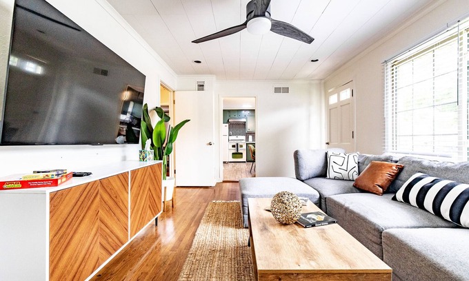 Berclair House | Clean and Comfy 3 Bedroom House (Sleeps 8)