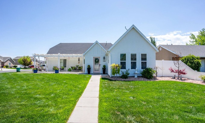 Lehi House | Clean and Quaint Getaway