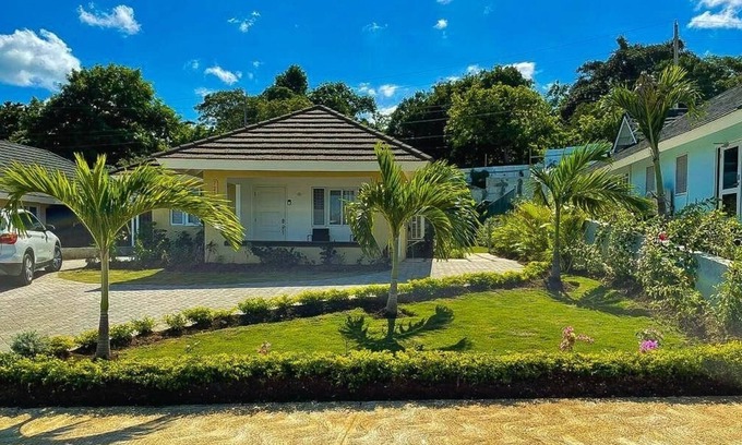 St. Ann's Bay Villa | Clean & Cozy 3 bedroom Villa — 5 min from the beach, close to major attractions