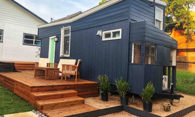 Blackshear-Prospect Hill Apartment | Clean, HGTV Tiny Home w/HOT TUB - 1 Mile to Downtown
