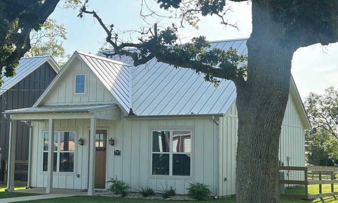 New Ulm Cottage | Clean, Modern Cottage close to the Vine & Round Top. The perfect country retreat