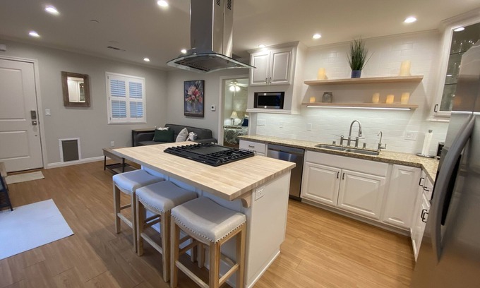 Burbank House | Clean Penthouse with Balcony