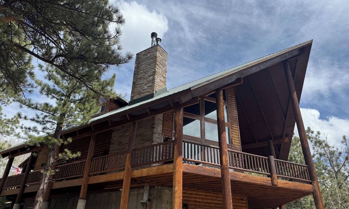 Mammoth Creek Cabin | Clear Creek Cabin-Private 4 Acre Creekside Retreat with Beautiful Mountain Views