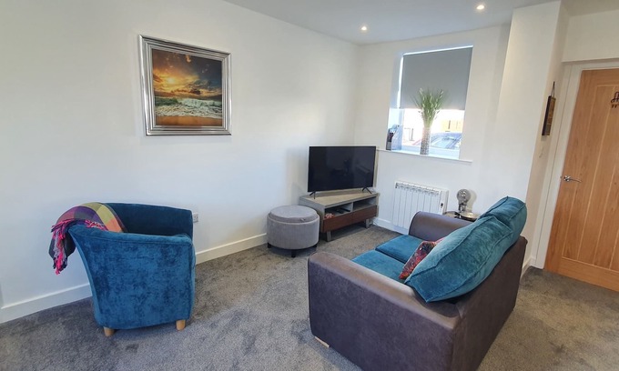 Thornton-Cleveleys Apartment | Cleveleys apartment with free parking