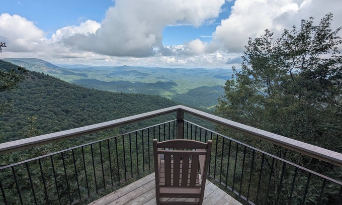Highlands Cabin | Cliffside cabin with overlook of Blue Valley
