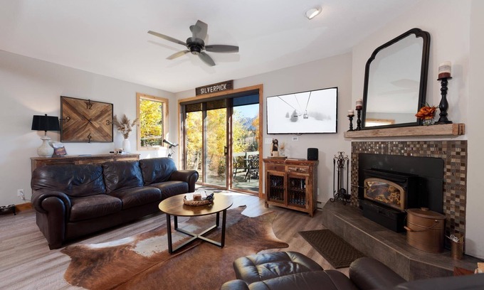 Purgatory House | Cliffside Casa (#109) | Mtn Views - Deck - 1 Mile to Ski & Mtn Biking, DogsOK
