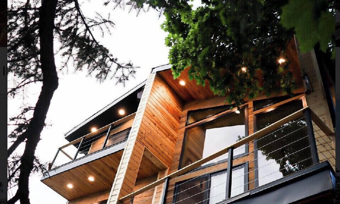 Holladay Cottage | Cliffside haven to take your breath away!