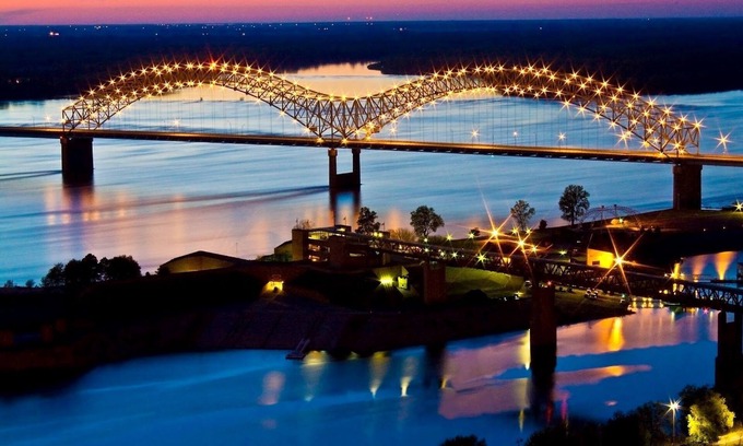 Downtown Memphis House | Close to Beale- private garage- roof top deck-videogames