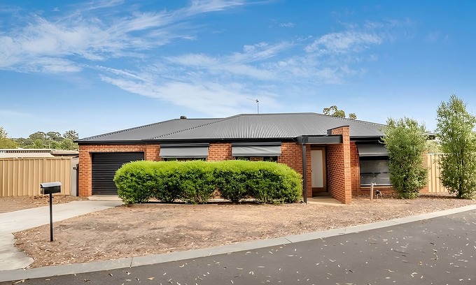 North Bendigo House | Close to Bendigo Health Accessible Peaceful