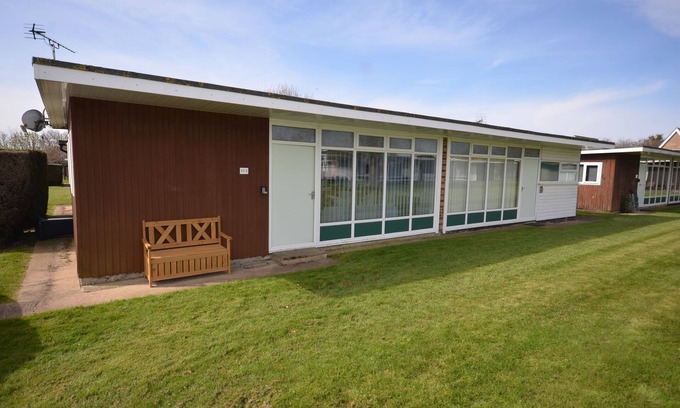 Stalham Ski Chalet | Close to Broads,WIFI,heated,2 Bed,Seasonal Swimming Pool, No Pets.