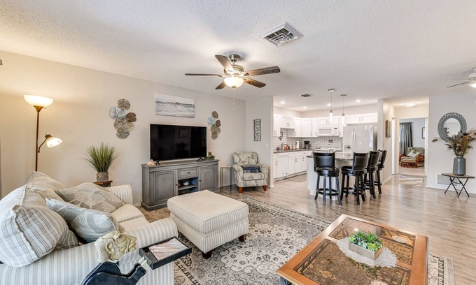 Englewood Cottage | close to Englewood Beach: Cozy Duplex w/Lanai!