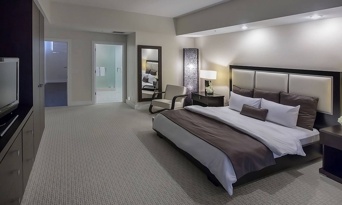 Ludlam Hotel | Close to Miami Int' Airport! 3 Covenient Rooms w/Kitchen | Outdoor Pool