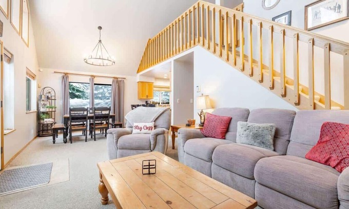 Snoqualmie Pass House | Close to Ski + Snowboard | Games | Hiking Trails
