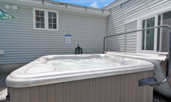 Wells House | Close to the beach. Private Fenced in Yard for your pup. Shared Hot Tub